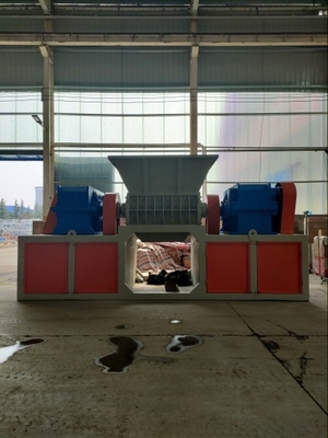 Déchiqueteuse métallique en acier inoxydable de 110 kW pour couper les déchets de plastique et les pneus de déchets de petite taille