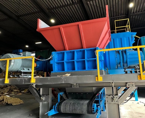 Déchiqueteuse métallique en acier inoxydable de 110 kW pour couper les déchets de plastique et les pneus de déchets de petite taille